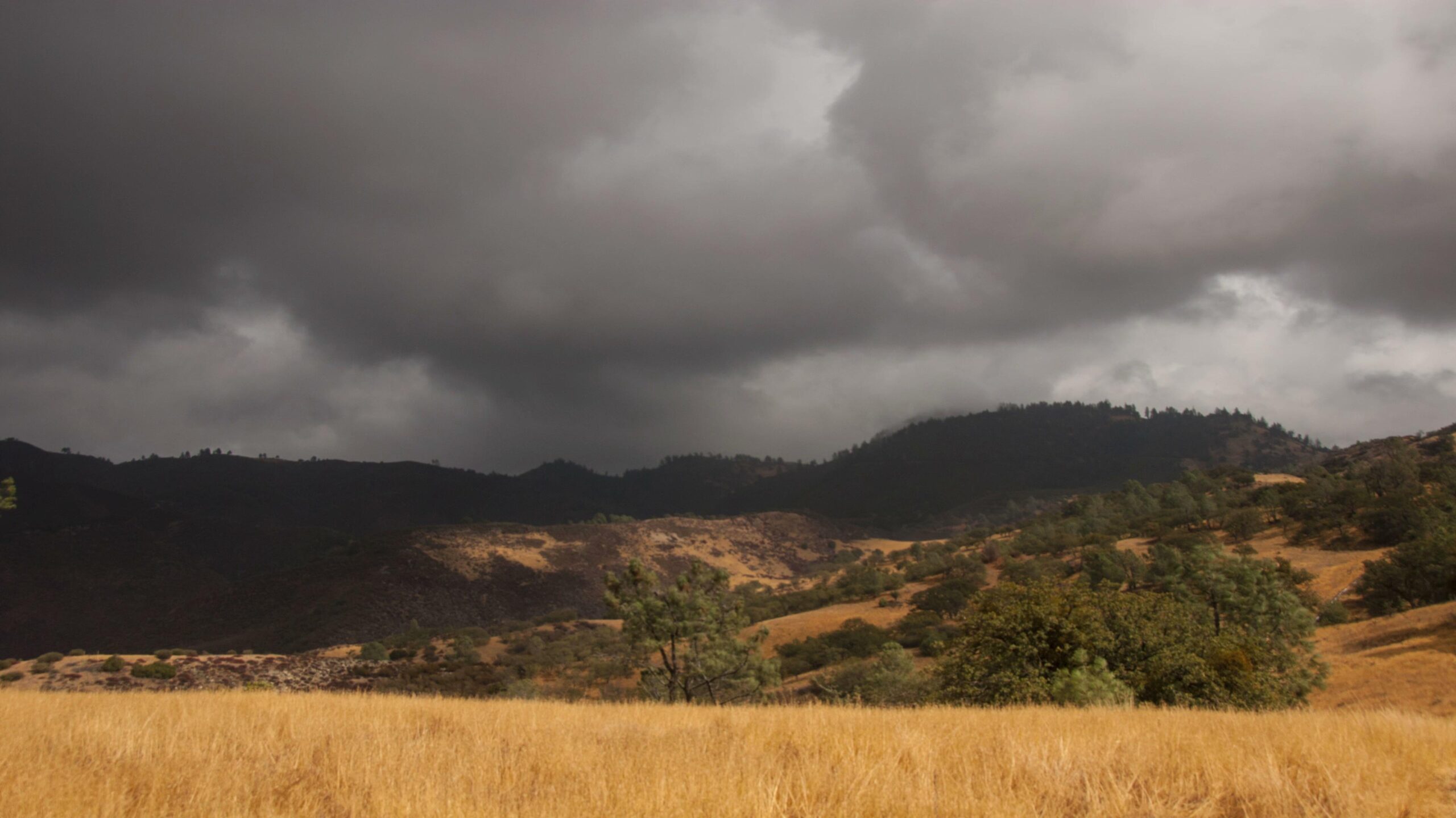 4K video of a majestic landscape with a time-lapse stormy sky.